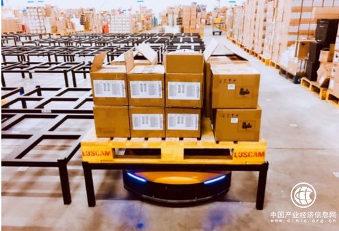 智慧物流再升级 苏宁托盘机器人上线