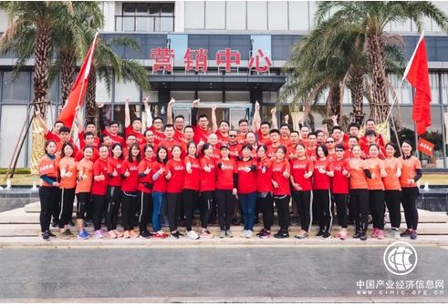 福晟跑团首战国际马拉松告捷 团长吴洋带领跑团共证厦门福晟跑团授旗仪式