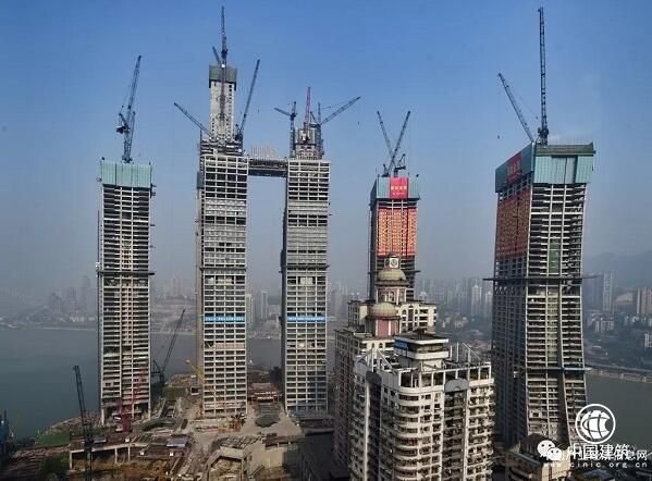 国内首座“横版摩天大楼”就位250米高空