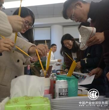 百姓网员工“用色彩造梦”手绘“小白鞋”为山区孩子送新年礼