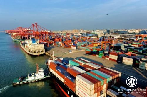 福建厦门港集装箱年吞吐量突破千万标箱