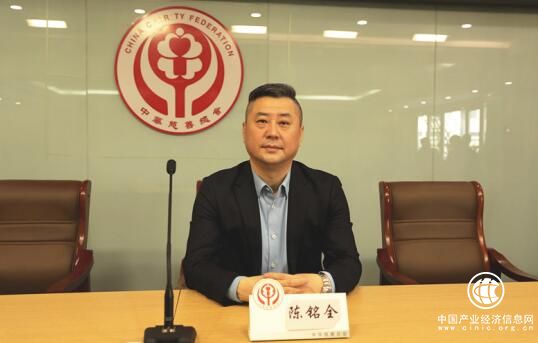 大爱惠泽(企业家)专项基金总策划,基金委员会副主任陈铭全教授接受