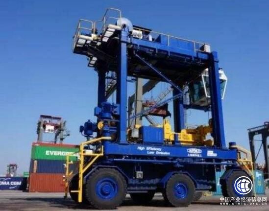 全球首台人工智能无人集箱跨运车在上海诞生