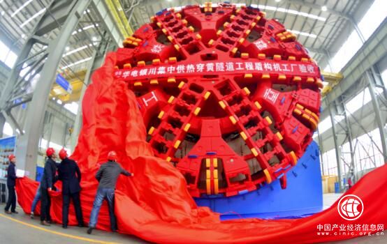 国产首台穿越黄河供暖管道盾构机下线