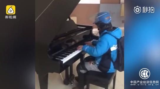 饿了么外卖小哥优雅弹奏钢琴 蒋昌俊个人资料曝光竟是贫穷贵公子