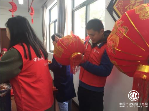 中投在线暖心探新春 年味十足香飘敬老院