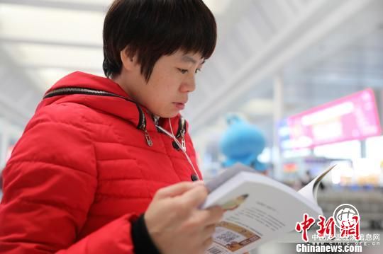 1.6万册公益图书“漂流”进火车站暖心陪伴游子春节归途
