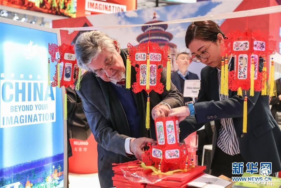 中国展区的工作人员为参观者制作纸灯笼