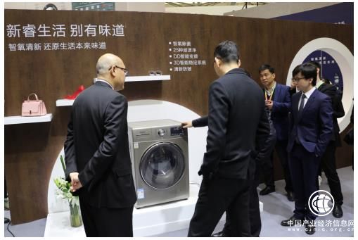 2018AWE吴晓波亲临惠而浦展区 上演“西服魔术”