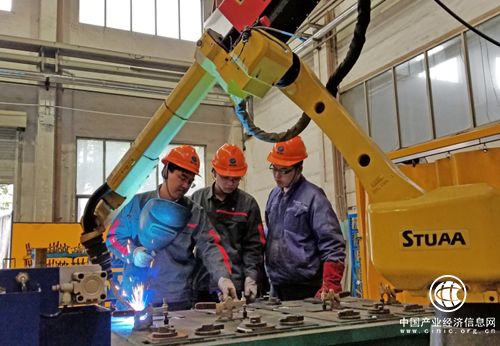 航天晨光首台焊接机器人正式投入生产