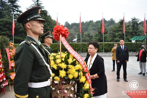 金宝融集团董事长张凤兰参观韶山毛泽东纪念园