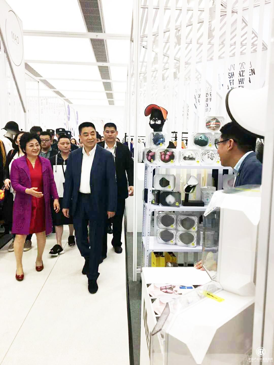 市领导视察深圳时装周场馆 MEHOW产品设计抢眼受大赞