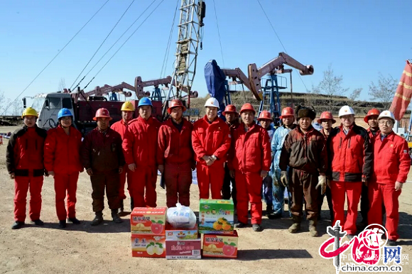 长庆采三厂长高占武为坚守岗位的员工送温暖  