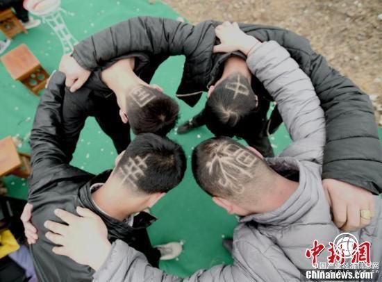 百名民众杏花林中剃“龙”头 网友结伴剃出“幸福中国”