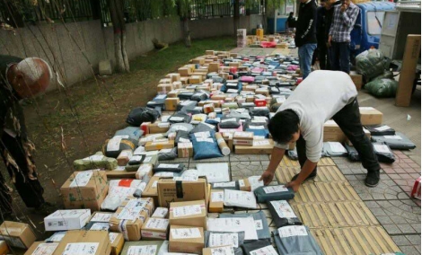 拒绝“摆摊式”配送 看中邮速递易如何破解快递末端难题