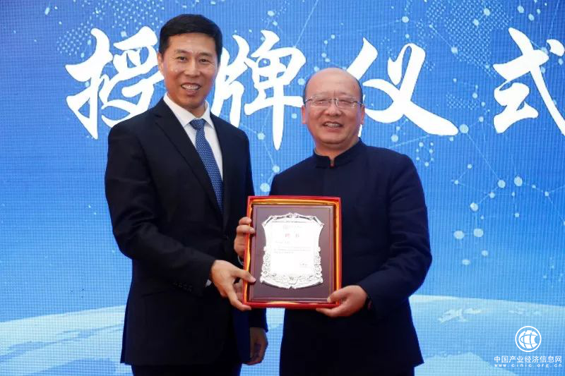 宋明院长为耿鸿武老师颁发聘书