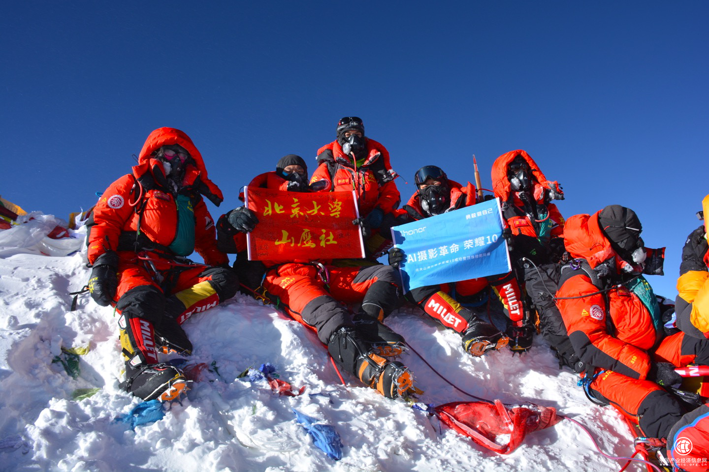 第一台登顶珠峰的AI手机，荣耀10伴北大山鹰社成功登顶珠峰