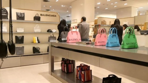 禁给中国人提供饮料？揭法国奢侈品行业“潜规则”