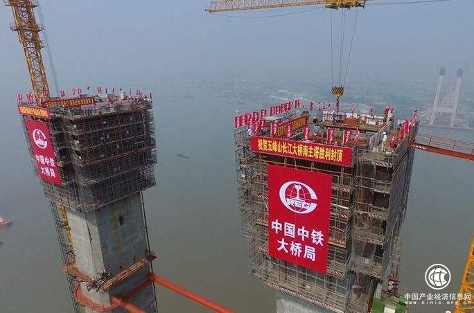 我国首座公铁两用悬索桥南主塔成功封顶