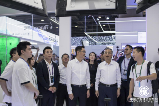 腾讯用户开放日亮相广州前沿科技引市民排队体验