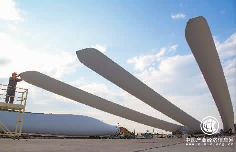 国内首款海陆两用风电叶片下线