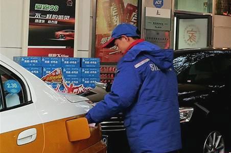 国内成品油调价窗口今开启 下调还是搁浅仅在一线间