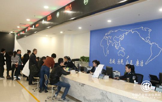 “放管服”改革，让群众“办事不求人”