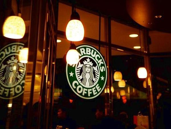 星巴克内忧外患腹背受敌，业绩陷九年来最低谷
