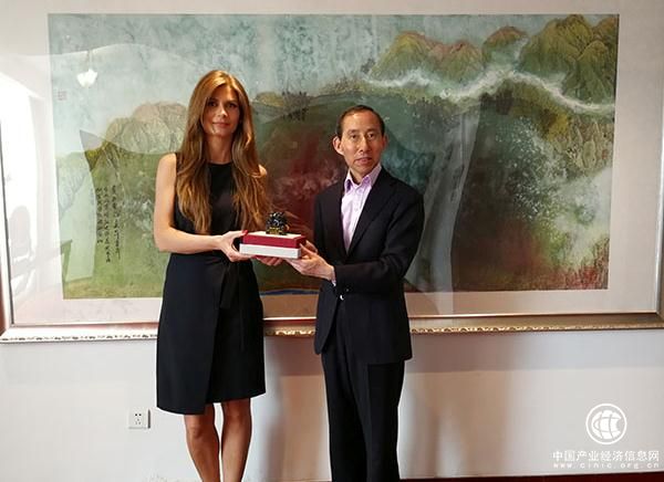 在友好交流合作中使中芬友谊之花越开越艳