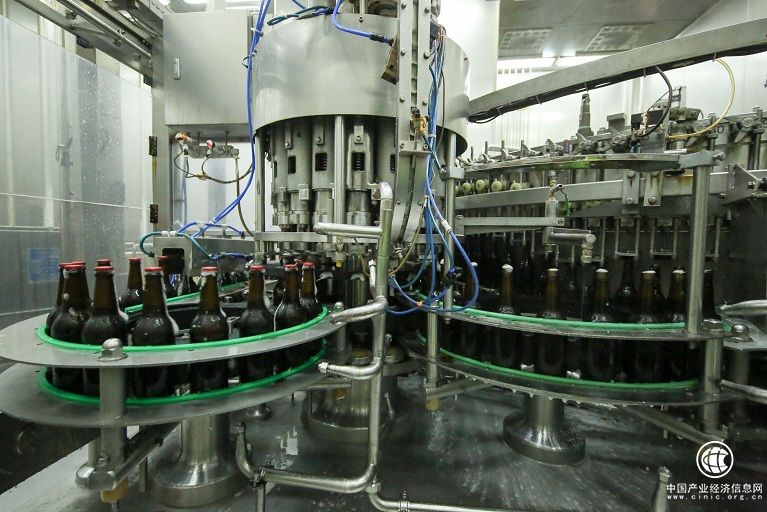百威啤酒从酒机出口到压盖仅需0.8秒完成.jpg