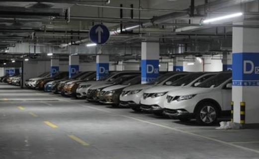 西站“高价”停车场设最高封顶价：停车一天360元