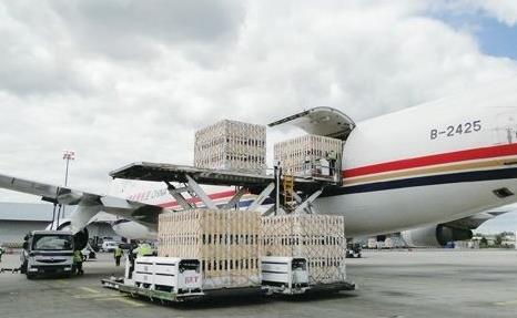 中国快递企业竞逐航空物流市场