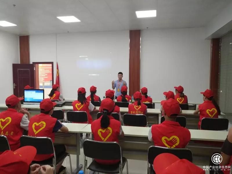 30多名大、中学生参观那坡本地农产品及特色商品