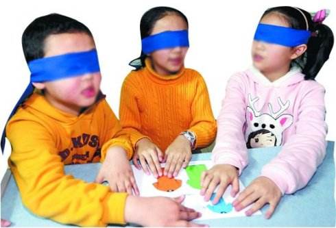 10万元加盟费传授蒙眼识物 神童班是科学还是骗局？