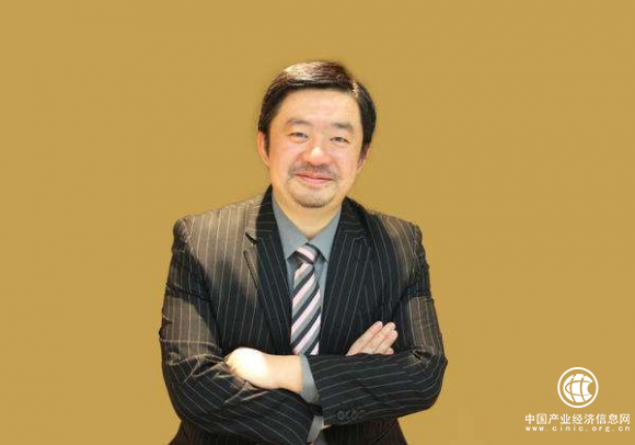 远渡美国，25岁回国创业，如今是传媒界大亨