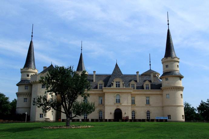 张裕集团葡萄酒小镇开园纳客：既做酒又搞旅游