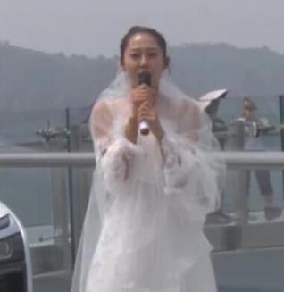 女富二代玻璃栈道求婚 男友胆小拒百万现金豪车(图)