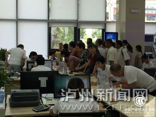 12.群众在便民服务大厅办事