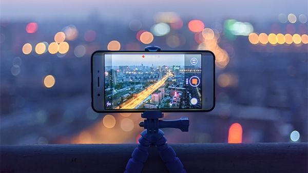 “斗鱼”称须经同意 “快手”禁开车直播