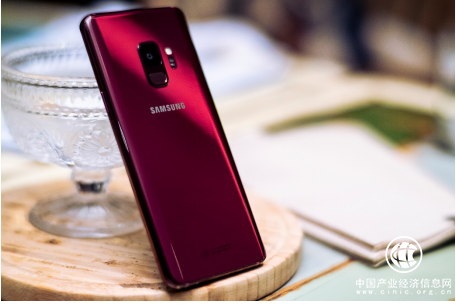 如何优雅的秀美妆 有三星Galaxy S9|S9+勃艮第红就够了