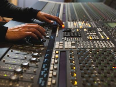 网络直播带热了这些职业：调音师把声音PS得很美丽