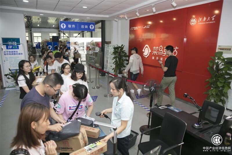 00后入学一身轻 菜鸟驿站黑科技矩阵、快递专列助力包裹服务