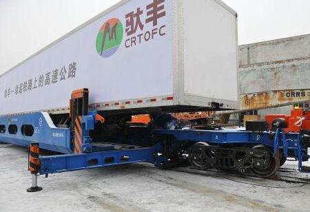 国内首趟铁路驮背运输试验班列成功开行