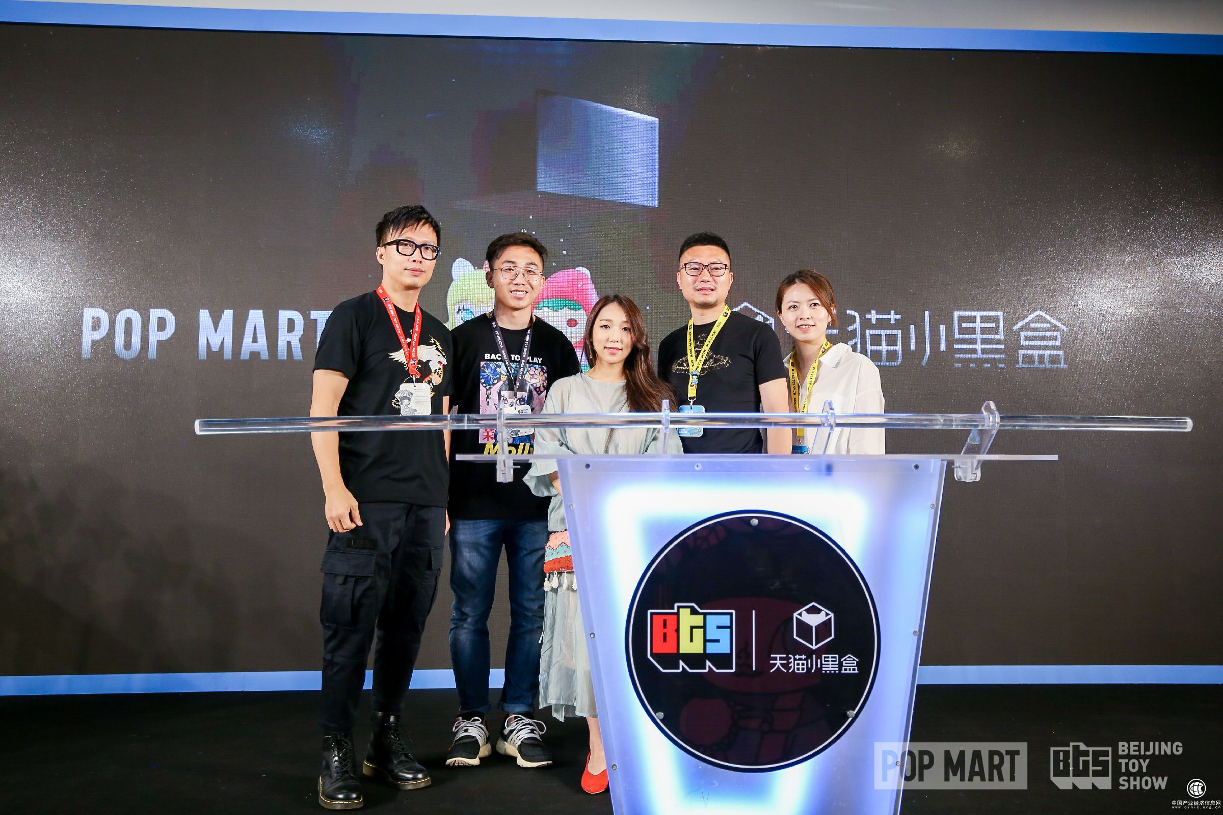 图:毕奇精灵森林系列盲盒设计师&mdash;&mdash;毕奇为亲临现场助阵