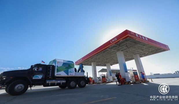 霍尔果斯迎送“绿色能源丝路万里行”车队