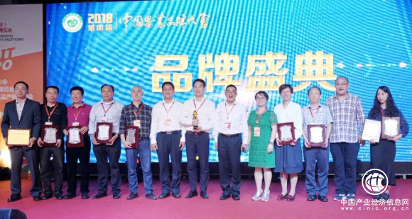 山橙时代荣获2018中国果业十大新锐品牌和果业精准扶贫功勋企业双料大奖