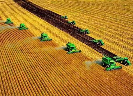 黑土地铺展丰收新图景 黑龙江连续7年粮食产销全国第一