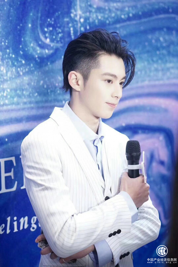 STENDERS施丹兰发布年度圣诞礼盒 品牌大使王鹤棣亮相活动