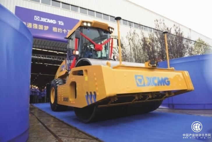 徐工第十万台压路机下线