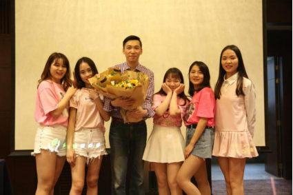 （中和应泰员工在边风炜生日当天进行快闪表演）